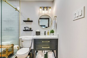 Walk to Shops & Restaurants: Chic Galveston Studio