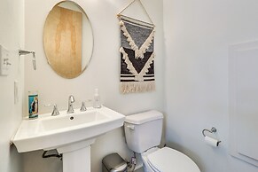 3 Mi to Dtwn: Centrally Located Austin Townhome