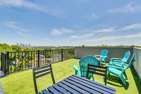 3 Mi to Dtwn: Centrally Located Austin Townhome