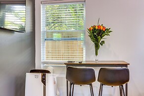 East Point Gem: 8 Mi to Dtwn Atlanta!