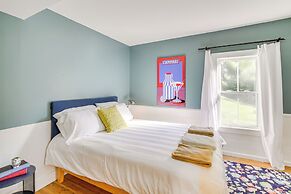 3 Mi to Boothbay Harbor: Coastal Colorful Home!