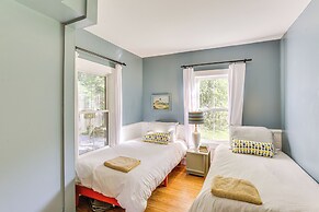 3 Mi to Boothbay Harbor: Coastal Colorful Home!