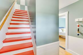3 Mi to Boothbay Harbor: Coastal Colorful Home!