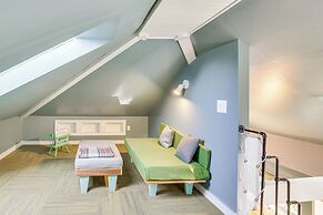 3 Mi to Boothbay Harbor: Coastal Colorful Home!
