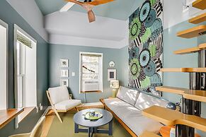 3 Mi to Boothbay Harbor: Coastal Colorful Home!