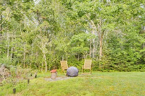3 Mi to Boothbay Harbor: Coastal Colorful Home!