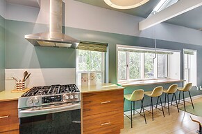 3 Mi to Boothbay Harbor: Coastal Colorful Home!