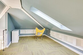 3 Mi to Boothbay Harbor: Coastal Colorful Home!