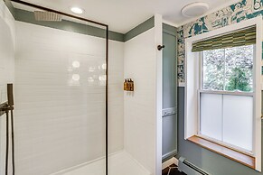 3 Mi to Boothbay Harbor: Coastal Colorful Home!