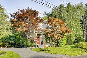 3 Mi to Boothbay Harbor: Coastal Colorful Home!