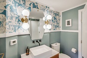 3 Mi to Boothbay Harbor: Coastal Colorful Home!