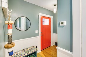 3 Mi to Boothbay Harbor: Coastal Colorful Home!