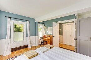 3 Mi to Boothbay Harbor: Coastal Colorful Home!