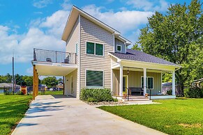 Rock Hall Retreat w/ Balcony Near Park & Marina!