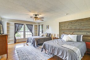 Pet Friendly Home w/ Yard & Grill in Crowell!