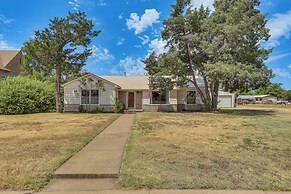 Pet Friendly Home w/ Yard & Grill in Crowell!