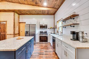 Hot Tub & Mtn Views: Pet-friendly Englewood Cabin