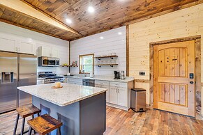 Hot Tub & Mtn Views: Pet-friendly Englewood Cabin
