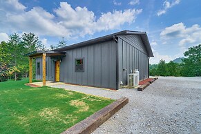 Hot Tub & Mtn Views: Pet-friendly Englewood Cabin