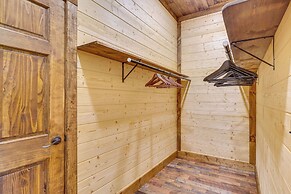 Hot Tub & Mtn Views: Pet-friendly Englewood Cabin