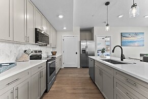 Dreamy Lagoon 2 Bedroom Condo