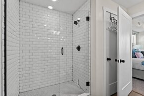 Dreamy Lagoon 2 Bedroom Condo