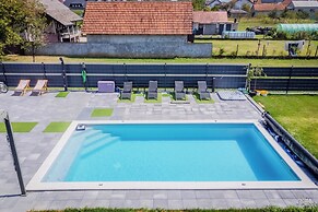 Villa Joy With Pool and Hot Tub