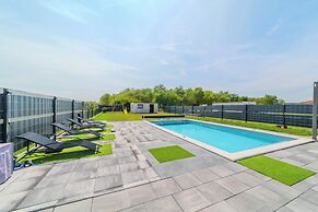 Villa Joy With Pool and Hot Tub