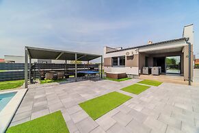 Villa Joy With Pool and Hot Tub