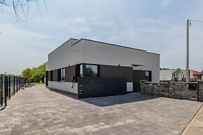 Villa Joy With Pool and Hot Tub