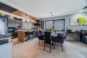 Villa Joy With Pool and Hot Tub