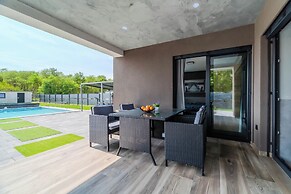 Villa Joy With Pool and Hot Tub