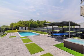 Villa Joy With Pool and Hot Tub