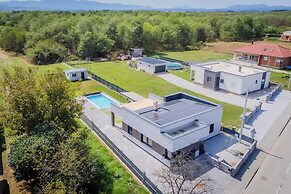Villa Joy With Pool and Hot Tub