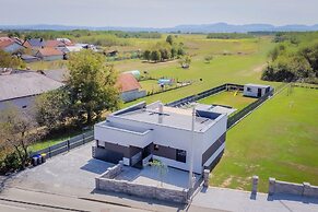 Villa Joy With Pool and Hot Tub