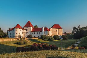 Villa Joy With Pool and Hot Tub