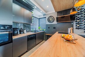 Villa Joy With Pool and Hot Tub