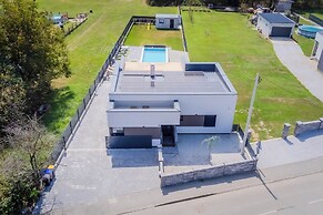 Villa Joy With Pool and Hot Tub