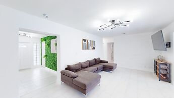 Casa Lucia 5 Bedroom Home With Pool Near Hard Rock Casino