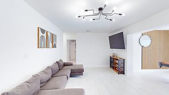 Casa Lucia 5 Bedroom Home With Pool Near Hard Rock Casino