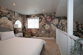 Cozy Wetherby Retreat