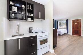 Lions Head Beach Motel & Cottages