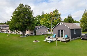 Lions Head Beach Motel & Cottages