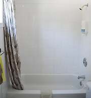 Lions Head Beach Motel & Cottages