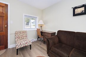 Lions Head Beach Motel & Cottages