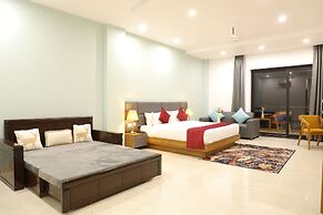 Corbett Tusker Meadows by White Flower