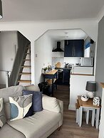 Seasideescape-2br-sleeps4-parking-petsok-fireplace