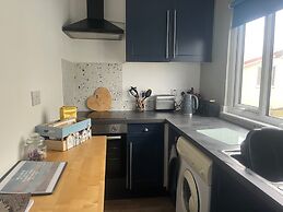 Seasideescape-2br-sleeps4-parking-petsok-fireplace