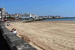 Seasideescape-2br-sleeps4-parking-petsok-fireplace