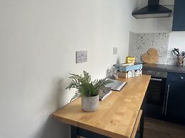 Seasideescape-2br-sleeps4-parking-petsok-fireplace